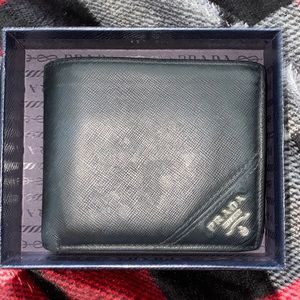 (Authentic) used Men’s Prada Saffiano leather wallet